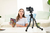 frau-influencer-video-bloggt-ein-make-up-tutorial-zu-smartphone.jpg?b=1&s=170x170&k=20&c=wVMfY-INjLjKjLBd72Bb8YlOtGes7D-SqhFfzFcclT4=