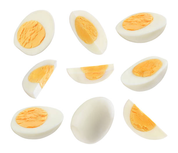 ensemble d’oeufs sur un fond blanc - eggs boiled boiled egg cooked photos et images de collection