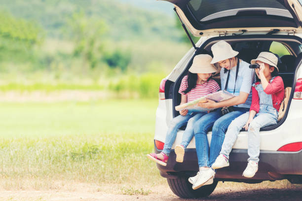 グループファミリーの子供たちは休暇で冒険の自然のために車で旅行します。 - ピクニック 写真 ストックフォトと画像