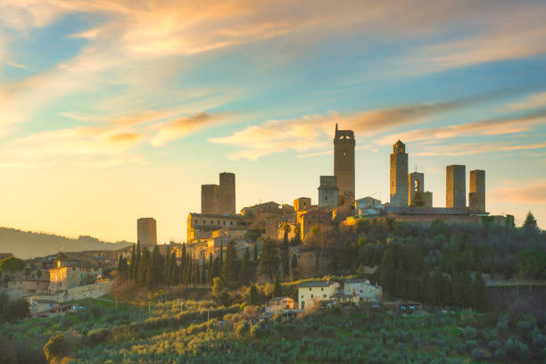 skyline della città di san gimignano e torri medievali al tramonto. toscana - tuscan cypress foto e immagini stock