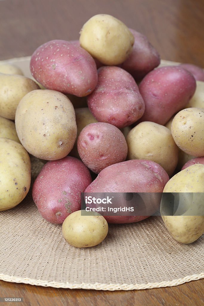 Красный и белый органических картофель - Стоковые фото Без людей роялти-фри