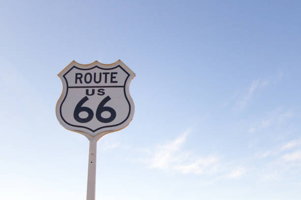 weg 66 straßenschild - oklahoma sign road sign sky stock-fotos und bilder