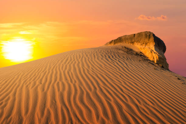 dramatischer roter sonnenuntergang über der sandigen wüstendüne, guter outdoor-hintergrund - friable stock-fotos und bilder