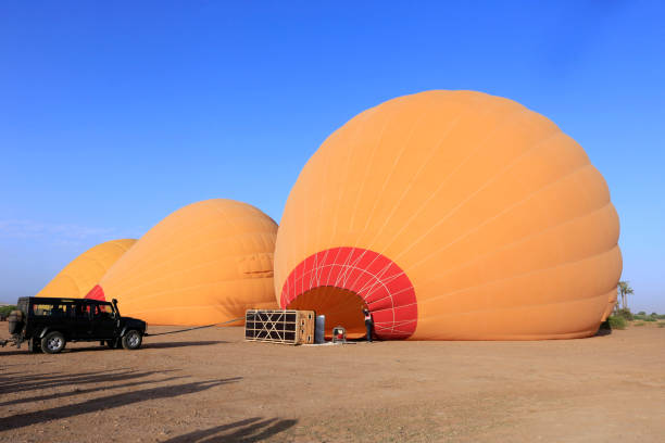 preparazione mongolfiera per decollare sul deserto di marrakech - traditional festival adventure air air vehicle foto e immagini stock