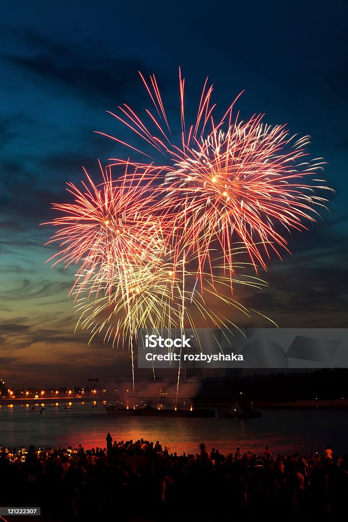 Colcha colorida queima de fogos no céu, à noite - Foto de stock de Fogos de Artifício - Objeto manufaturado royalty-free