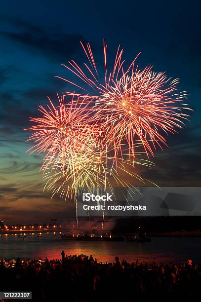 Foto de Colcha Colorida Queima De Fogos No Céu À Noite e mais fotos de stock de Fogos de Artifício - Objeto manufaturado - Fogos de Artifício - Objeto manufaturado, Fogos de artifício - Evento de entretenimento, Alegria