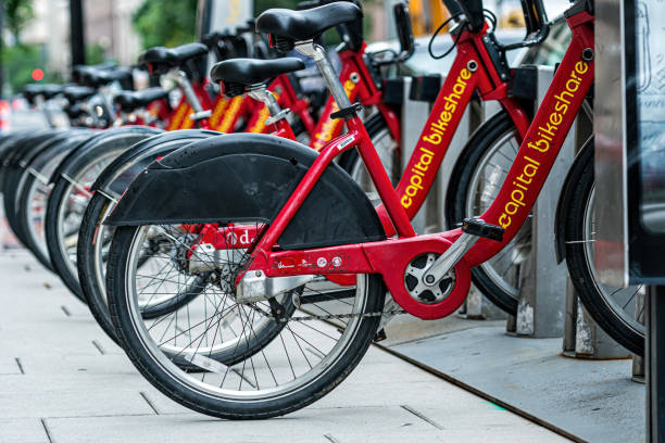 サイドウォークで休むキャピタルバイクシェアプログラムで使用される赤い自転車の列 - 画像 - bicycle rack bicycle parking community ストックフォトと画像