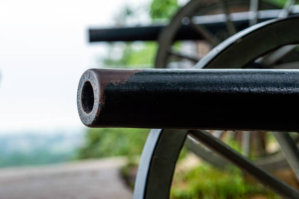 um close-up de um canhão de guerra civil no campo de batalha de gettysburg. foco seletivo - imagem - american civil war us military old horizontal - fotografias e filmes do acervo