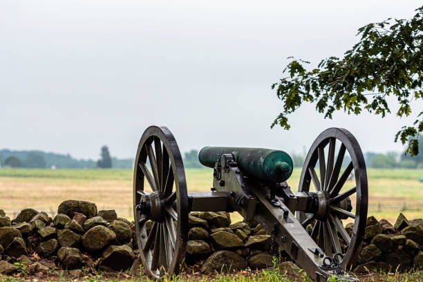 um canhão da era da guerra civil é colocado atrás de uma parede de pedra em gettysburg, pa - imagem - american civil war us military old horizontal - fotografias e filmes do acervo