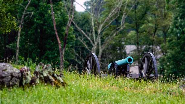 um cânion de guerra civil no parque militar nacional de gettysburg, gettysburg, pa - imagem - american civil war us military old horizontal - fotografias e filmes do acervo