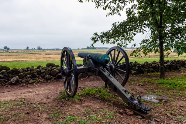 um canhão da era da guerra civil é colocado atrás de uma parede de pedra em gettysburg, pa - imagem - american civil war us military old horizontal - fotografias e filmes do acervo