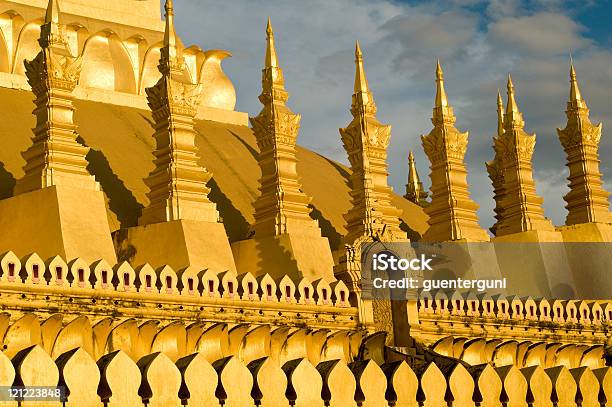 Pha That Luang Golden Por Estupa En Laos Foto de stock y más banco de imágenes de Aire libre - Aire libre, Antiguo, Arquitectura