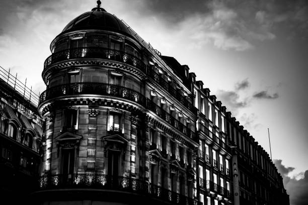 istock Kong restaurant building near pont-neuf 1212248122