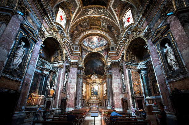 interno della chiesa di santa maria maddalena, roma - church altar indoors dark foto e immagini stock