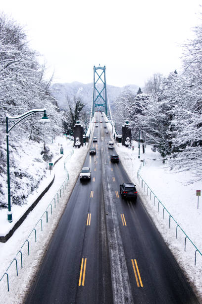une vue du pont lions gate recouverte de neige à vancouver. - district of north vancouver photos et images de collection