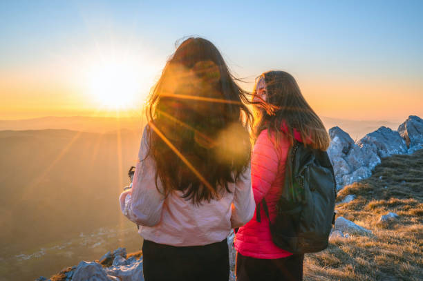 femmes sportives regardant le coucher du soleil dans les montagnes - 2653 photos et images de collection