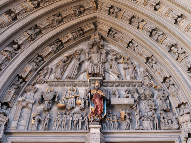 tympan de la cathédrale st-nicolas dans la ville de fribourg, suisse - fribourg canton cathedral swiss culture st nicholas photos et images de collection