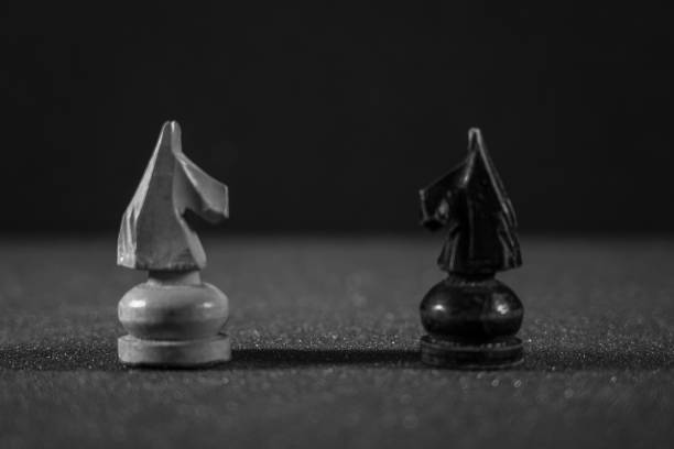 게임 보드에 체스 조각의 이미지; 흑백 스타일 - chess defending chess piece chess board 뉴스 사진 이미지