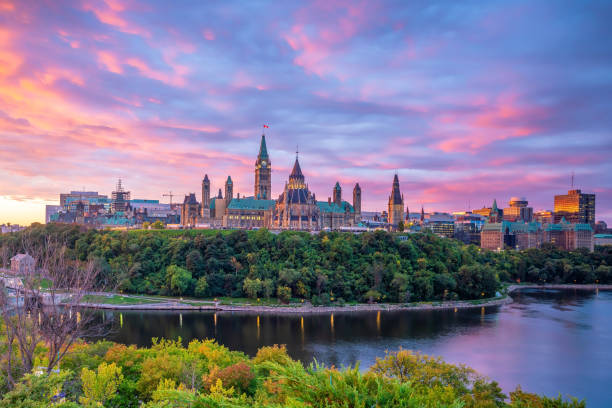 parliament hill em ottawa, ontário, canadá - ottawa canada skyline - fotografias e filmes do acervo