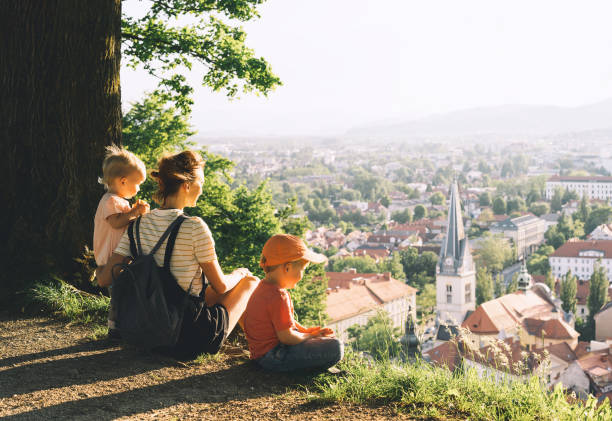 familie mit hintergrund von ljubljana, slowenien, europa. - slowenien stock-fotos und bilder