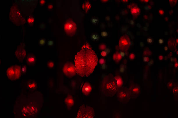 guirlands rouge coloré abstrait defocused, blurred bokeh lights effect texture, background - bookeh defocused abstract decoration photos et images de collection