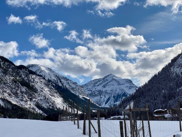 panorama alpino em tannheimer tall, vale vilsalpsee - lake mountain north tirol austria - fotografias e filmes do acervo