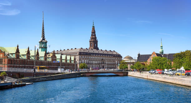 centro storico di copenaghen, danimarca - nyhavn canal foto e immagini stock
