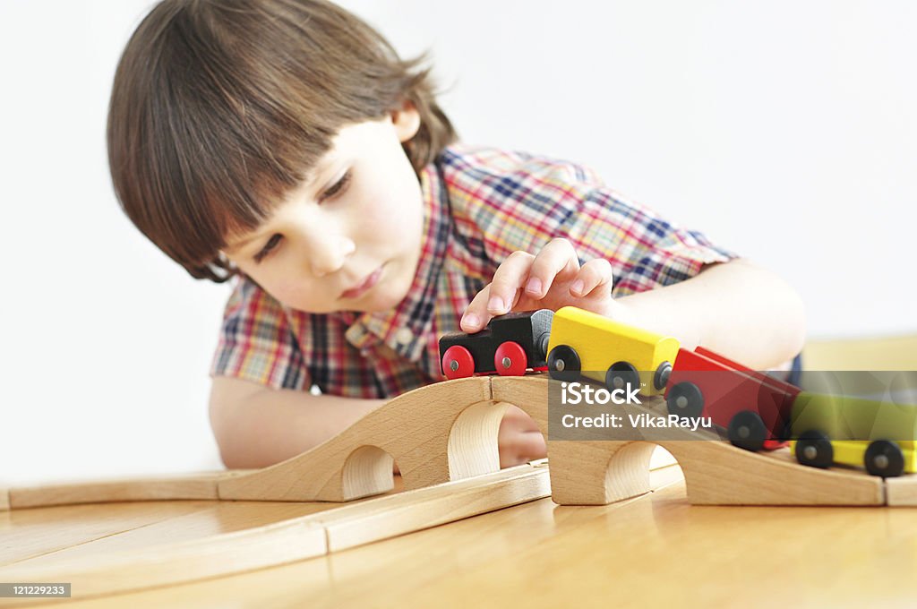 Kleiner Junge spielt mit Holz-Zug - Lizenzfrei Eisenbahn Stock-Foto