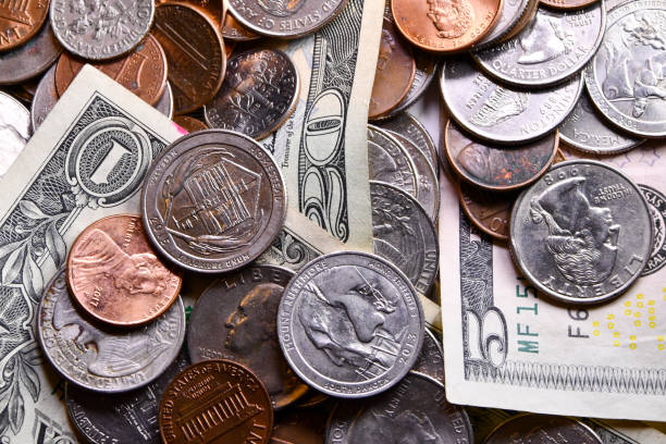 куча американских денег - законопроекты и изменения - stack quarter coin us coin стоковые фото и изображения