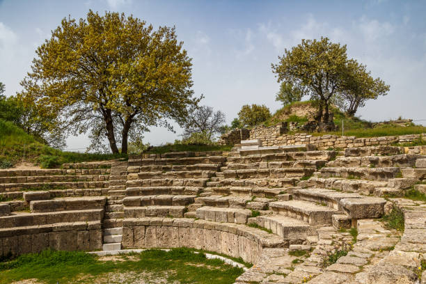 ruinen der antiken griechischen stadt troja, türkei - ilium stock-fotos und bilder