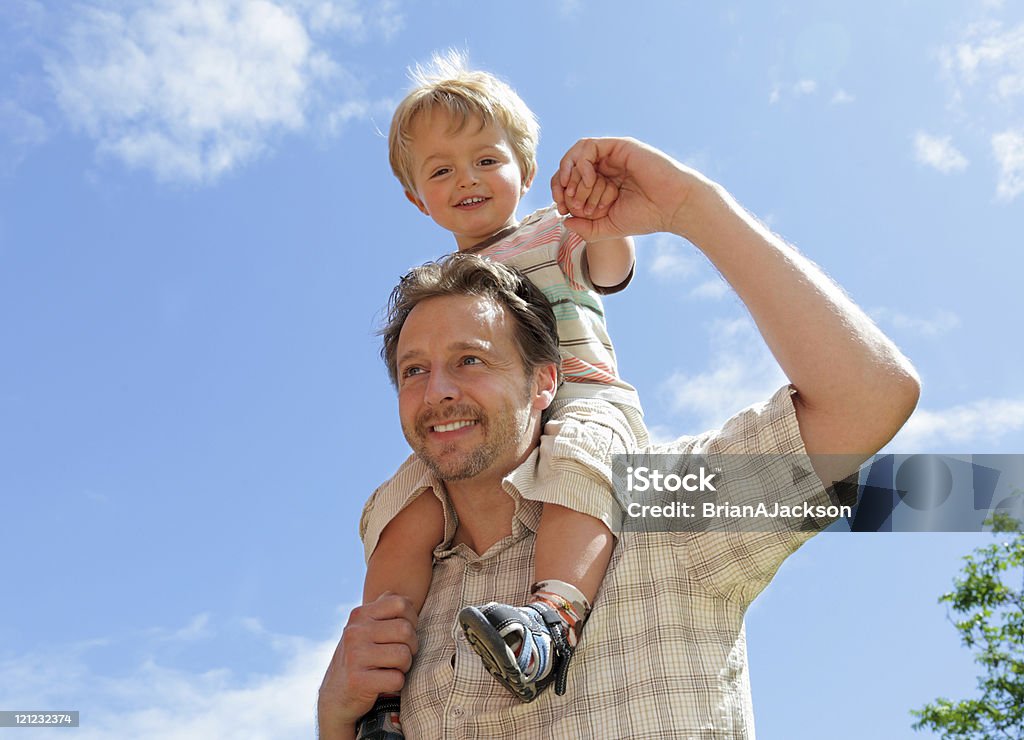Ojciec i dziecko Syn Nosić na barana - Zbiór zdjęć royalty-free (Niemowlę)