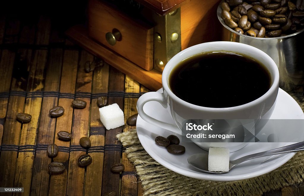 Tasse Kaffee und Bohnen und Schleifmaschine - Lizenzfrei Braun Stock-Foto