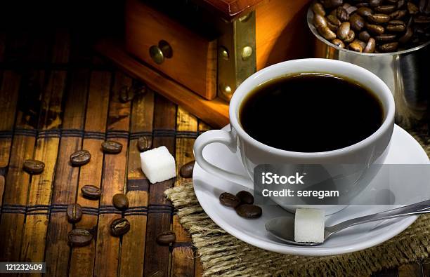 Tasse Kaffee Und Bohnen Und Schleifmaschine Stockfoto und mehr Bilder von Braun - Braun, Farbbild, Fotografie