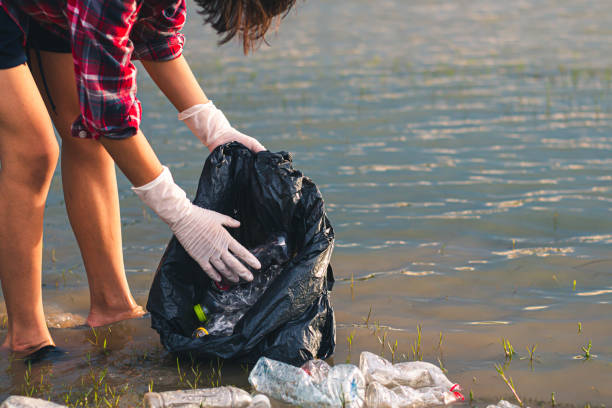 istock Women Volunteer Help Garbage Collection For To Recycling. 1212326013