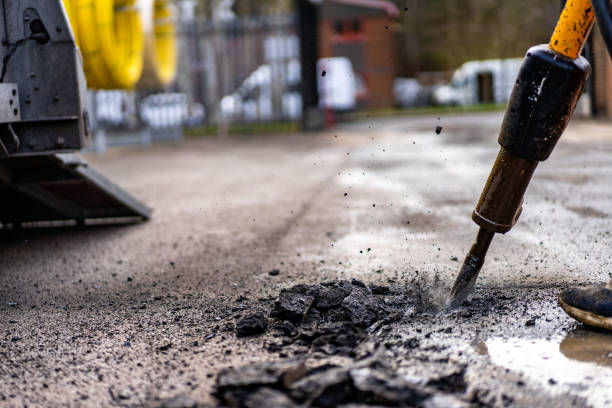 martello jack - jackhammer road construction construction worker road foto e immagini stock