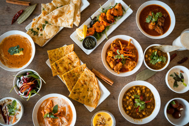 vista superior de la mesa de la comida india. - comida hindú fotos fotografías e imágenes de stock
