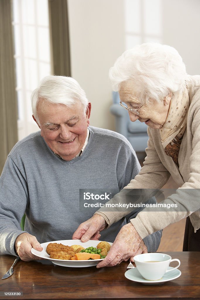 年配のカップル一緒にお食事をお楽しみいただけます。 - 食事のロイヤリティフリーストックフォト