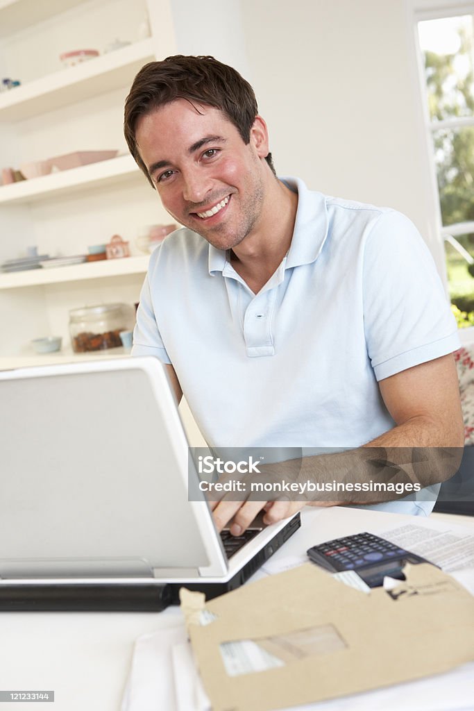 Jovem trabalhando com computador portátil - Royalty-free 20-29 Anos Foto de stock