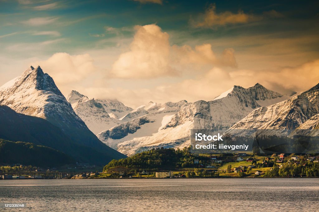 Phong Cảnh Đẹp Như Tranh Vẽ Hình Nền Tự Nhiên Phong Cảnh Núi Scandinavia  Thiên Nhiên Tươi Đẹp Vịnh Hẹp Ở Na Uy Hình ảnh Sẵn có - Tải xuống Hình ảnh