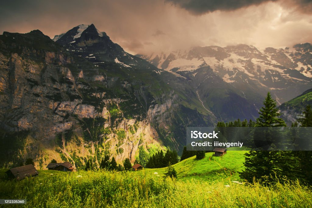 Làng Alpine Ở Thụy Sĩ Phong Cảnh Truyền Thống Của Thụy Sĩ Dãy Núi Alps Ở  Thụy Sĩ Hình Nền Thiên Nhiên Tuyệt Vời Toàn Cảnh Thụy Sĩ Du Lịch Trên Núi