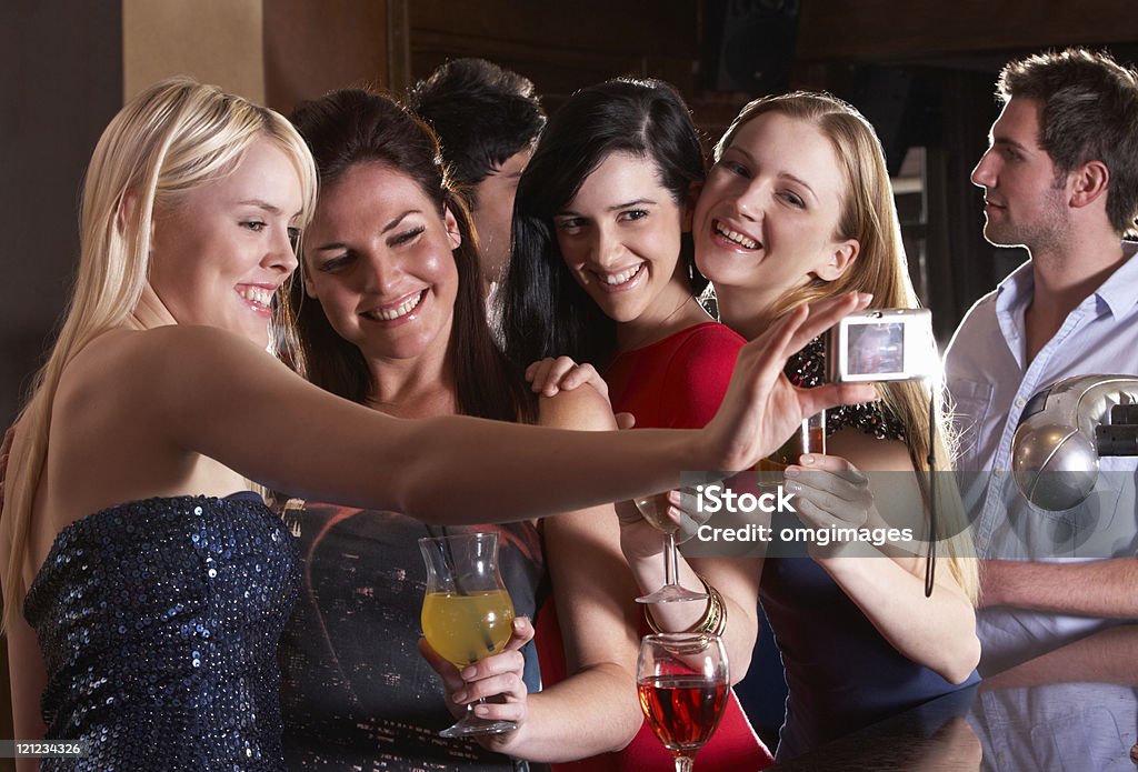 Mulheres jovens bebendo no bar - Foto de stock de 20 Anos royalty-free