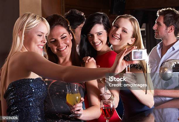 Foto de Mulheres Jovens Bebendo No Bar e mais fotos de stock de 20 Anos - 20 Anos, Adulto, Amizade