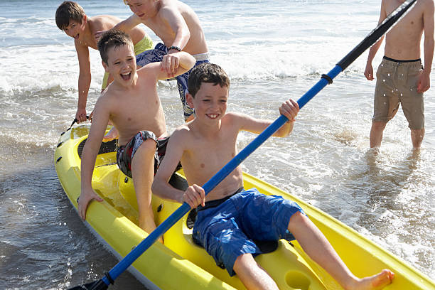nastoletni chłopcy kajakarstwo - summer camp child teenager kayak zdjęcia i obrazy z banku zdjęć