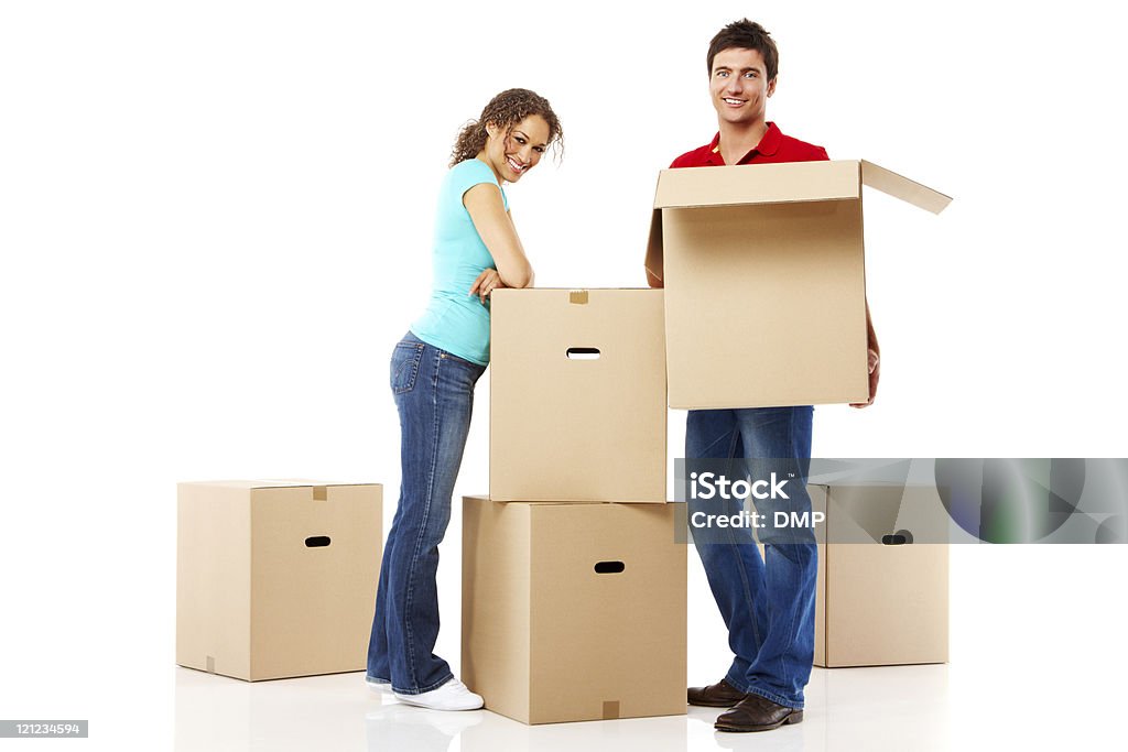 若いカップルの移動ボックス-絶縁型 - 白背景のロイヤリティフリーストックフォト