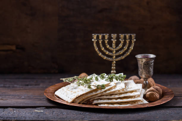 pasqua, festa del pane azzimo, pane matzah e bicchieri di vino rosso sul vassoio rotondo di metallo. - matzo passover seder judaism foto e immagini stock