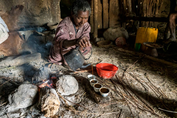 コーヒーを注ぐ村人,エチオピア - cup coffee pot coffee coffee cup ストックフォトと画像