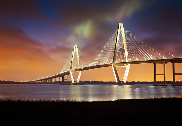 arthur ravenel jr rivière cooper pont suspendu de charleston, en caroline du sud - bridge connection contemporary suspension bridge photos et images de collection