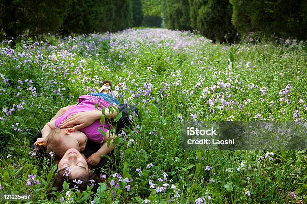 Madre E Figlia - Fotografie stock e altre immagini di Adulto - Adulto, Allegro, Ambientazione esterna