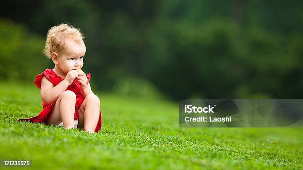 Ragazza Carina - Fotografie stock e altre immagini di 2-3 anni - 2-3 anni, Allegro, Ambientazione esterna