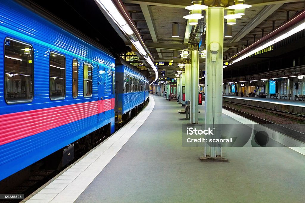 Pociąg pasażerski w nocy Dworzec Centralny w Sztokholmie, Szwecja - Zbiór zdjęć royalty-free (Arteria)